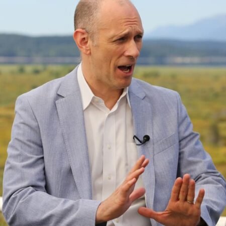 Fed’s Goolsbee warns energy shocks cloud rate outlook, echoing Barr stance