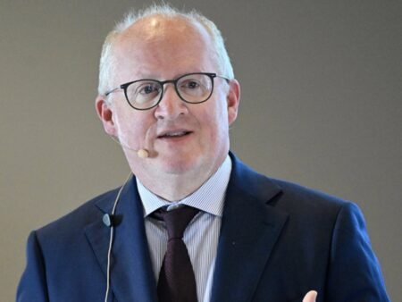 ECB policymaker Lane “admits” the euro can’t replace US dollar’s role as global safe haven